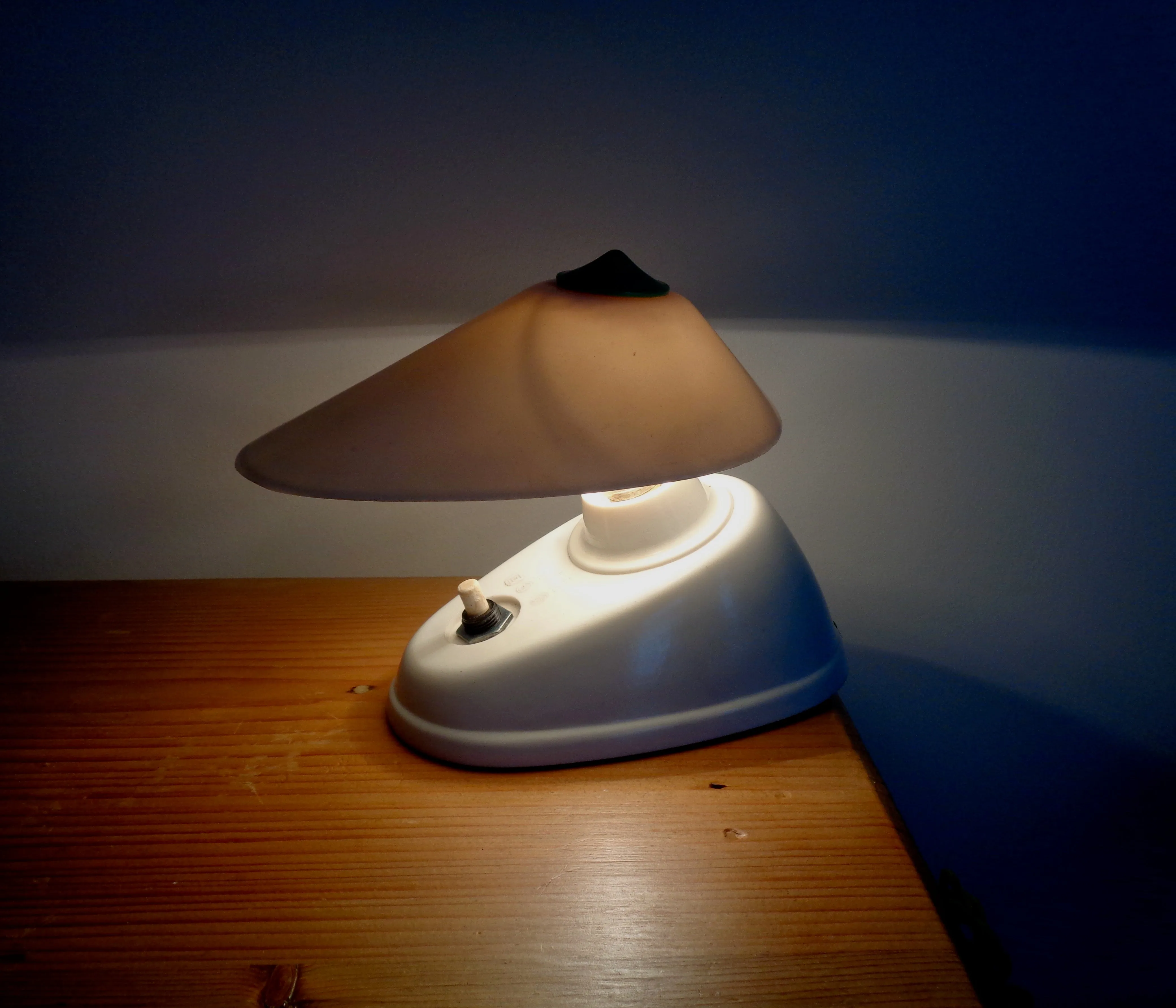 Bauhaus Type 11641 ESC Czechoslovakian Bakelite Table Lamp